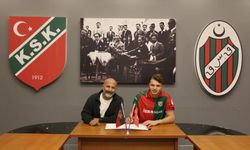 Karşıyaka'da genç kaleci profesyonel oldu