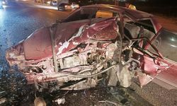 Kafa kafaya çarpışan otomobillerde 1 kişi hayatını kaybetti