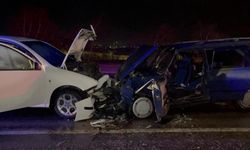 Kafa kafaya çarpıştılar! Araçlar hurdaya döndü, 3'ü çocuk 9 yaralı