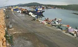 Kamyonet denize uçtu, sürücünün kurtuluş anı kamerada!