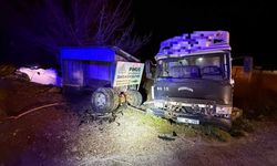 Kamyonet ile çarpışan otomobilde 1 kişi hayatını kaybetti