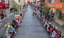 Karşıyakalılar Ata'ya Saygı Zinciri'nde buluştu