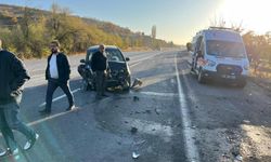 Korku dolu anlar: İki araç çarpıştı, yol trafiğe kapandı!