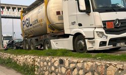 Korkunç anlar! Park halindeki tıra çarpan otomobil hurdaya döndü, yaralılar var!