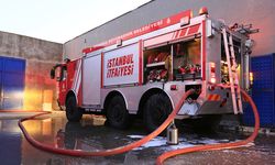 Küçükçekmece'de yer altı kabloları alev aldı: Yangın park halindeki otomobile sıçradı