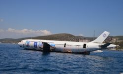 Kuşadası'ndaki batık uçak, yabancı turistlerin gözdesi oldu