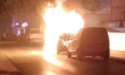 Mahallede korku dolu anlar: Park halindeki araç alev topuna döndü!