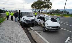 Minibüs ile otomobil çarpıştı: 1 ölü, 4 yaralı