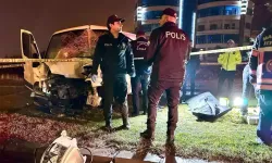 Aydınlatma direğine çarpan 18 yaşındaki minibüs sürücüsü hayatını kaybetti