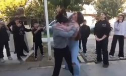 İzmir'de Ortaokullu kızlar birbirine girdi, arkadaşları ayırmak yerine video çekti