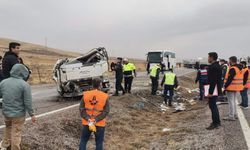 Otobüs, tır ve kamyonet çarpıştı: Ölü ve yaralılar var