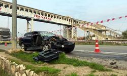 Park halindeki tıra çarparak hurdaya dönen otomobildeki kadın hayatını kaybetti