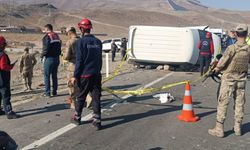 Otomobil ile minibüs çarpıştı: 1 ölü, 2 ağır yaralı