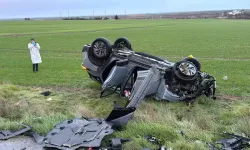 Tankerle çarpışan otomobil ters döndü: Sürücü yaralandı, eşi öldü