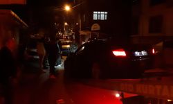 Otomobilde bıçaklı kavga: Genç adam hastanede yaşamını yitirdi