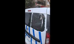 İzmir'de polis aracına  saldırıp, camını kırdılar
