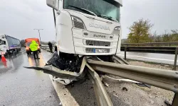 Sağanak yağmurda kontrolünü kaybeden tır bariyerlere saplandı