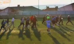 Sahada şok anlar: Taraftarlar oyunculara saldırdı, maç yarıda kaldı!