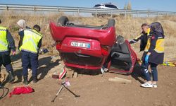 Şarampole yuvarlanan otomobilde 1 kişi hayatını kaybetti, 2 kişi yaralandı