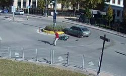 Şaşırtan kaza! Motosiklet sürücüsü takla attı, ilk işi ayakkabıyı giymek oldu