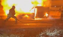 Seyir halindeki araç aniden alev topuna döndü: Trafik felç oldu!