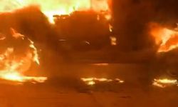 Seyir halindeki araç bir anda alev topuna döndü: Korku dolu anlar kamerada