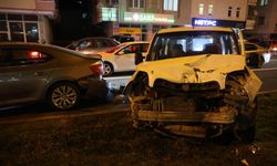 Şok kaza! Kırmızı ışıkta bekleyen otomobile çarpıp kaçtı