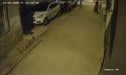 Şoke eden olay! Baba çocuğunu arabaya vurdu, yere fırlattı!