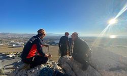 Tehlikeli anlar: Kayalıklarda mahsur kalan şahıs 3,5 saat sonra kurtarıldı