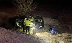 Ticari araç şarampole devrildi: Ölü ve yaralılar var