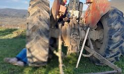 Vitesini boşa aldığı traktörün altında kalan çiftçi hayatını kaybetti
