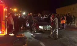 Tur otobüsü ile otomobilin çarpıştığı kazada 2 kişi öldü, 3 kişi yaralandı