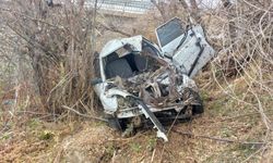 Uçuruma yuvarlanan otomobilde can pazarı: Anne öldü, oğlu yoğun bakımda