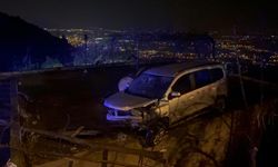 Yağış kazayı getirdi: Hafif ticari araç evin çatısına düştü, yaralılar var!