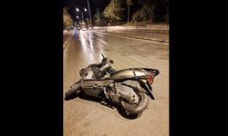 Yağmur nedeniyle kayganlaşan yolda düşen motosikletli yaşamını yitirdi