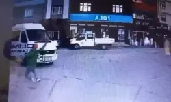 Yere düşen yaya, servis minibüsünün altında kalarak öldü