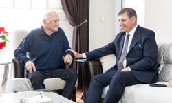 Yıllar sonra duygulandıran buluşma: Tugay, lise öğretmenini ziyaret etti