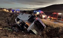 Yolcu otobüsünün devrilmesiyle 2 kişi öldü, 21 kişi yaralandı