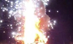 Zincirleme kaza sonrası otomobil alev aldı: Art arda patlamalar korku yarattı!