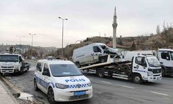 Ticari araç ile otomobil çarpıştı: 1 ölü, 3 yaralı