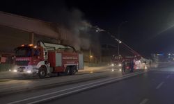 33 araç, 58 itfaiyeci, saatler süren mücadele: Ambalaj fabrikası alevlere teslim oldu