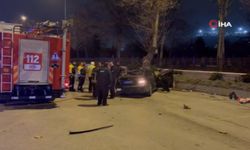 Kaldırıma çarpıp savrulan araç ağaca çarparak durabildi: 1 ölü, 1 ağır yaralı