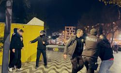 Alkolün dozu kaçtı: İçki şişesiyle saldırdı, muhabire de hakaret yağdırdı