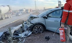 Aydınlatma direğine ok gibi saplandı: Hurdaya dönen otomobilden mucize kurtuluş