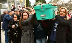 Kadınlar omuzladı, gözyaşlarıyla uğurlandı: Boşanma kararı alan kadın, eşi tarafından katledildi