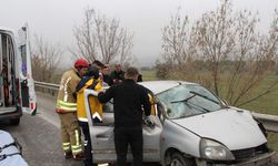Bariyerlere çarpan araçta 1 kişi hayatını kaybetti