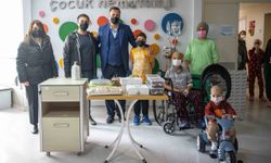 Başkan Eşki’den Ege Üniversitesi’nde tedavi gören çocuklara yılbaşı ziyareti