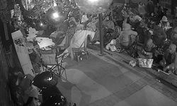 Battaniye ve kamp sandalyeleriyle kuyrukta! İzmir’de indirim heyecanı