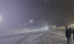 Beyaz gelinliğini giydi... Tatilciler kar sürpriziyle karşılaştı!