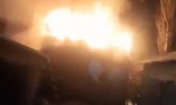 Bir anda çatıya sıçradı! Yangın mahallede paniğe neden oldu